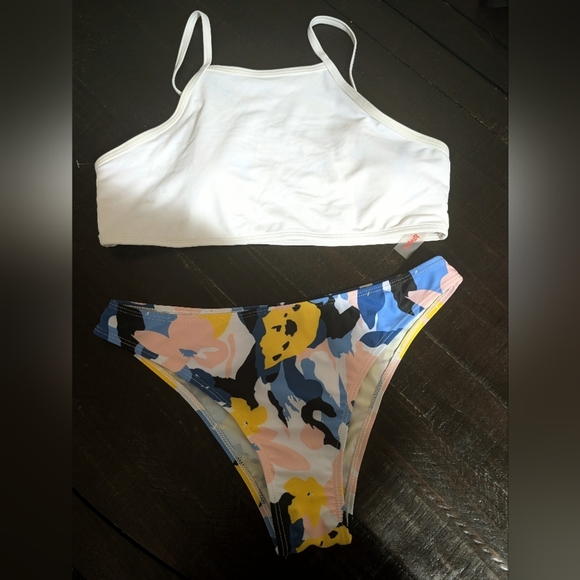 ROMWE White Bikini Top with Floral Accents - Picture 1 of 5